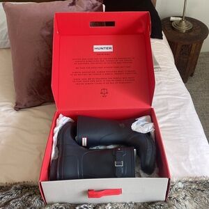 Hunter Boots. Mid-calf. Navy blue.